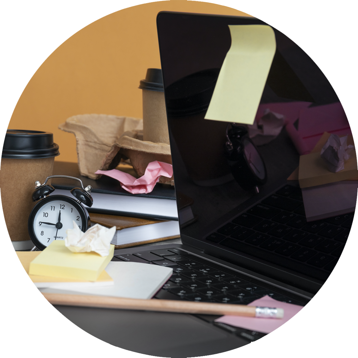 Un ordinateur éteint couvert de post it, une horloge, un bureau désorganisé